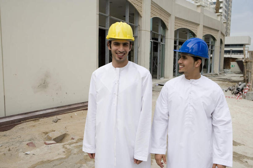 两个人,伙伴,朋友,商务人士,商务男性,站,笑,微笑,横图,室外,白天,正面,衬衫,友谊,合作,团队,帽子,亚洲,套装,头盔,支架,注视,架子,脚手架,施工,黄色,蓝色,安全帽,建筑工地,观察,看,站着,战略,观看,支撑,固定,装,察看,关注,工薪阶层,联合,合谋,地盘,建筑地盘,施工地盘,配合,协作,男人,男性,年轻男性,阿拉伯人,白种人,亚洲人,白领,上班族,站立,半身,彩图,衬衣,工地,稳固