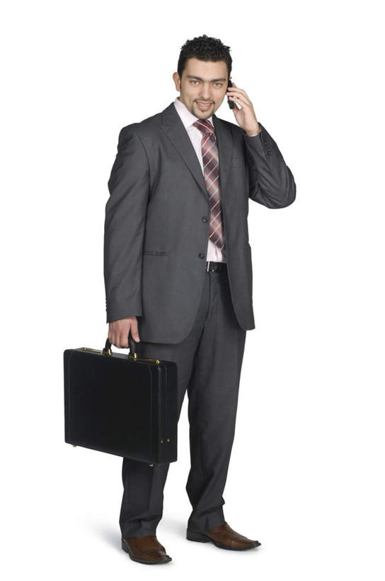 一个人,商务人士,商务男性,站,笑,打电话,微笑,露齿笑,竖图,室内,白天,白色背景,正面,衬衫,电话,手机,亚洲,仅一个男性,仅一个人,握,阴影,套装,反射,包,公文包,影子,拿,听,拿着,注视,通讯设备,仅一个年轻男性,一个,观察,看,站着,握着,摄影,影棚,单个,公事包,观看,装,察看,关注,工薪阶层,交流,男人,男性,年轻男性,阿拉伯人,白种人,亚洲人,白领,上班族,沟通,通话,站立,彩图,全身,影棚拍摄,衬衣,拍摄