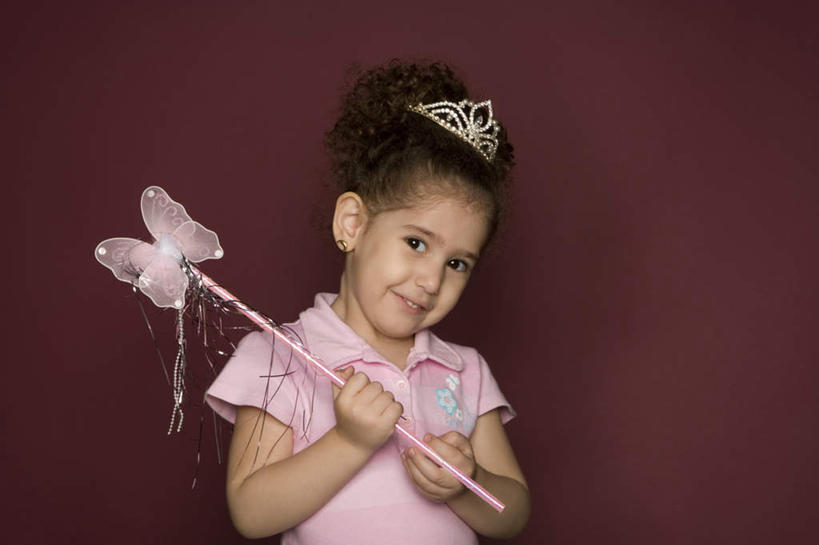 儿童,一个人,站,笑,微笑,露齿笑,横图,室内,白天,正面,纯洁,蝴蝶,皇冠,亚洲,仅一个女性,仅一个人,握,阴影,紫色背景,反射,昆虫,影子,拿,拿着,注视,小孩,粉色,动物,观察,看,站着,仅一个小孩,可爱,童年,童趣,握着,摄影,影棚,观看,权威,察看,权利,象征,高贵,关注,益虫,童真,烂漫,无邪,法杖,地位,权力,统治,权杖,权势,权位,天真,女孩,女人,女性,阿拉伯人,白种人,亚洲人,孩子,王冠,站立,半身,彩图,影棚拍摄,拍摄,女生