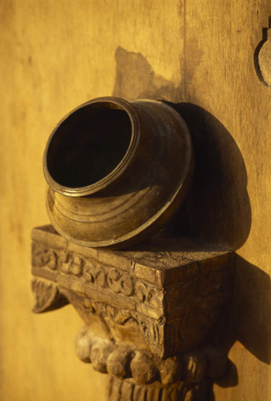 无人,竖图,室外,特写,白天,正面,静物,工艺美术品,阴影,艺术,装饰,光线,雕刻,罐子,影子,陶瓷,墙,陶瓷制品,艺术品,墙壁,墙面,阳光,瓶子,工艺品,工艺,华丽,修饰,美术,点缀,衬托,美观,雅致,雅观,雕镂,雕琢,镌刻,彩图