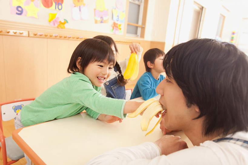 东方人,儿童,四个人,坐,笑,吃,微笑,露齿笑,横图,室内,白天,正面,纯洁,窗户,门,桌子,香蕉,椅子,亚洲,握,木椅,墙,拿,拎,拿着,黄种人,书桌,玻璃窗,墙壁,墙面,小孩,课桌,门框,可爱,童年,童趣,握着,童真,烂漫,无邪,天真,男孩,男人,男性,女孩,女人,女性,亚洲人,甘蕉,嚼,食,坐着,半身,彩图,男生,女生,拎着