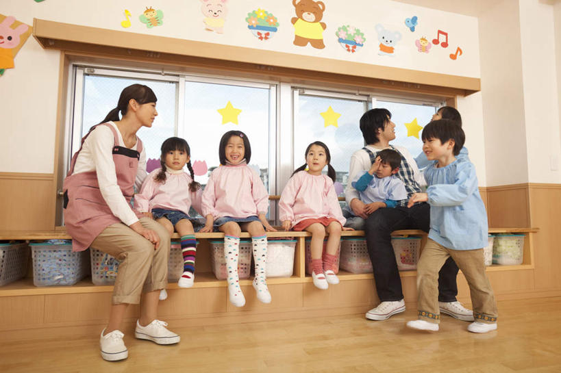 东方人,儿童,教师,坐,跑,横图,室内,白天,仰视,锻炼,游戏,纯洁,运动,窗户,地板,落地窗,亚洲,墙,地面,许多人,玩,黄种人,娱乐,木地板,玻璃窗,墙壁,墙面,小孩,一群人,休闲,可爱,童年,童趣,幼儿园,童真,烂漫,无邪,体育,天真,男孩,男人,男性,年轻男性,年轻女性,女孩,女人,女性,亚洲人,讲师,老师,跑步,玩耍,嬉戏,坐着,彩图,低角度拍摄,全身,健身,男生,女生