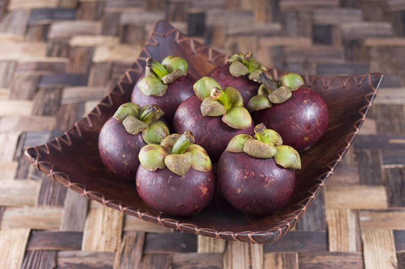 无人,横图,俯视,室内,特写,白天,餐桌,桌子,餐具,水果,一排,许多,新鲜,整齐,碟子,盘,生食,食品,果实,食物,排列,盘子,碟,有机食品,绿色食品,餐台,山竹,莽吉柿,山竹子,山竺,队列,彩图,高角度拍摄