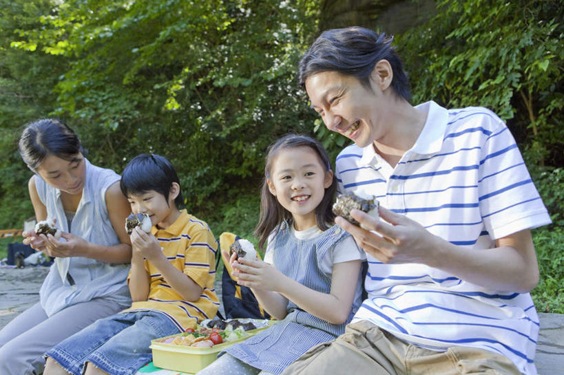 盒饭,饭团,东方人,儿童,四个人,家庭,夫妻,母亲,父亲,女儿,儿子,笑,吃,微笑,露齿笑,横图,室外,白天,正面,爱情,游戏,纯洁,森林,树林,植物,道路,路,亚洲,握,便当,河水,小路,谷类,谷物,交通,米,浪漫,拿,玩,拿着,黄种人,娱乐,大米,树,树木,小孩,绿色,自然,休闲,温暖,温馨,父女,父子,母女,母子,一家人,便捷,恩爱,父爱,可爱,母爱,童年,童趣,握着,恋人,乡间小路,生长,成长,和睦,便利,童真,烂漫,无邪,快捷,弁当,天真,男孩,男人,男性,年轻男性,年轻女性,女孩,女人,女性,亚洲人,孩子,年轻人,夫妇,情侣,嚼,食,玩耍,嬉戏,半身,彩图,伴侣,融洽,男生,女生