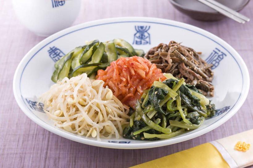 泡菜,无人,横图,俯视,室内,特写,白天,烹饪,餐桌,筷子,桌子,萝卜,胡萝卜,黄瓜,蔬菜,杯子,餐具,新鲜,青菜,肉,料理,食品,韩式,文化,传统,菜肴,美食,肉类,食物,水杯,碗,佳肴,有机食品,绿色食品,餐台,礼节,韩国料理,礼仪,肉食,韩式料理,茶杯,进餐用具,青瓜,胡瓜,红萝卜,甘荀,彩图,高角度拍摄