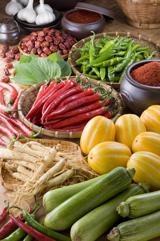 无人,交叉,竖图,俯视,室内,特写,白天,植物,餐桌,桌子,人参,竹子,辣椒,洋葱,竹制,编织,篮子,菜瓜,丝瓜,调料,甜瓜,草药,调味品,调味料,中药,竹篮,枣,红枣,餐台,竹条,辣椒粉,交织,竹制品,药材,中草药,辣角,红海椒,大椒,辣虎,广椒,中药材,本草,胜瓜,穿插,布瓜,天罗,圆葱,洋葱头,球葱,青豆,辣子,红辣椒,海椒,番椒,彩图,高角度拍摄