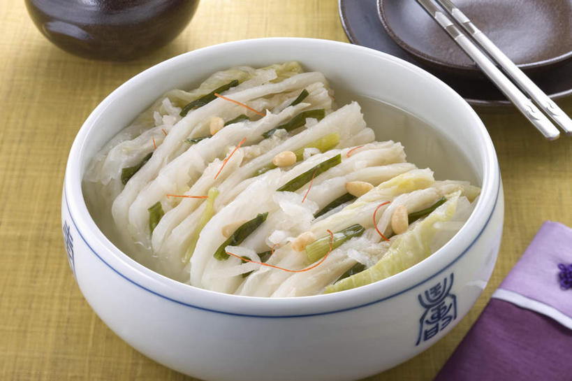 泡菜,无人,横图,俯视,室内,特写,白天,烹饪,筷子,蔬菜,椰菜,卷心菜,餐具,新鲜,腌菜,料理,食品,韩式,文化,传统,菜肴,美食,食物,碗,摄影,佳肴,有机食品,绿色食品,影棚,礼节,韩国料理,礼仪,韩式料理,进餐用具,烹调用具,结球甘蓝,甘兰,包心菜,彩图,高角度拍摄,影棚拍摄,拍摄