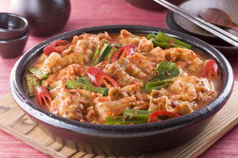 泡菜,无人,横图,俯视,室内,特写,白天,烹饪,筷子,辣椒,蔬菜,椰菜,卷心菜,杯子,餐具,碟子,盘,勺子,腌菜,料理,食品,韩式,文化,传统,菜肴,美食,食物,盘子,水杯,调羹,碟,汤匙,摄影,佳肴,影棚,礼节,韩国料理,礼仪,韩式料理,辣角,红海椒,大椒,辣虎,广椒,茶杯,进餐用具,辣子,结球甘蓝,红辣椒,海椒,甘兰,番椒,包心菜,彩图,高角度拍摄,影棚拍摄,拍摄