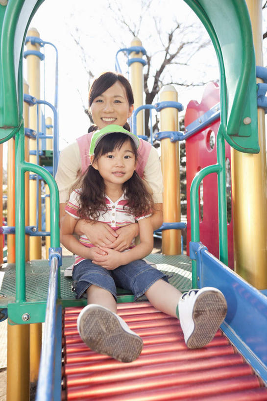 东方人,儿童,两个人,家庭,母亲,女儿,公园,游乐园,坐,抱,竖图,室外,白天,正面,纯洁,亚洲,注视,黄种人,小孩,观察,看,温暖,温馨,母女,一家人,日本人,滑梯,可爱,母爱,童年,童趣,抱着,观看,和睦,察看,搂着,关注,童真,烂漫,无邪,天真,年轻女性,女孩,女人,女性,亚洲人,孩子,年轻人,搂,搂抱,坐着,彩图,全身,融洽,女生