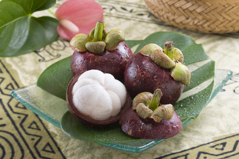 无人,交叉,横图,俯视,室内,特写,白天,竹子,水果,叶子,竹制,新鲜,编织,篮子,生食,食品,果实,绿叶,食物,三个,一个,竹篮,嫩叶,有机食品,绿色食品,单个,竹条,山竹果,莽吉柿,交织,竹制品,山竹子,山竺,穿插,叶,叶片,彩图,高角度拍摄