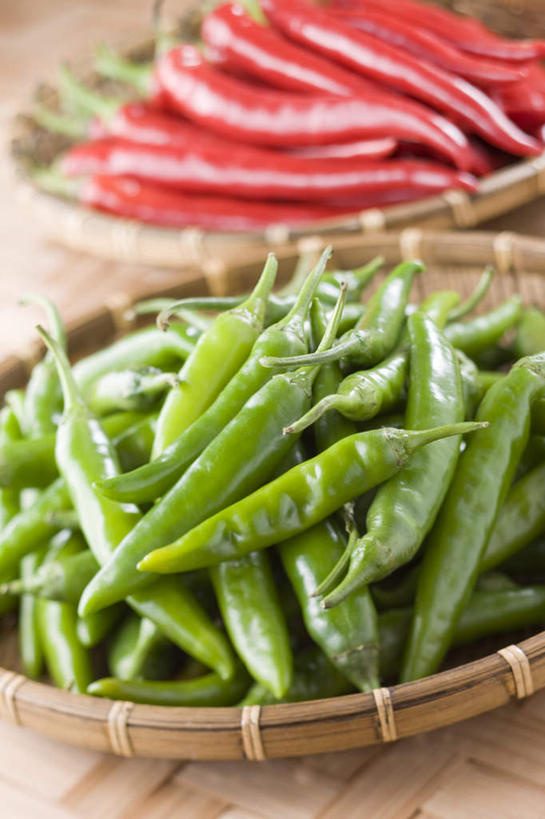 无人,交叉,竖图,室内,特写,白天,正面,竹子,辣椒,竹制,编织,篮子,青椒,食品,食物,竹篮,摄影,影棚,竹条,交织,竹制品,辣角,红海椒,大椒,辣虎,广椒,穿插,辣子,红辣椒,海椒,番椒,灯笼椒,彩图,影棚拍摄,拍摄