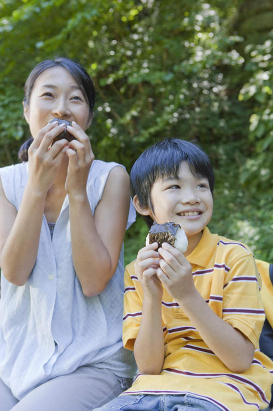 饭团,东方人,儿童,两个人,母亲,儿子,坐,竖图,室外,白天,正面,纯洁,植物,亚洲,食品,拿,拿着,黄种人,树,树木,食物,绿色,自然,母子,日本人,可爱,母爱,童年,童趣,生长,成长,童真,烂漫,无邪,天真,男孩,男人,男性,年轻男性,年轻女性,女人,女性,亚洲人,孩子,坐着,半身,彩图