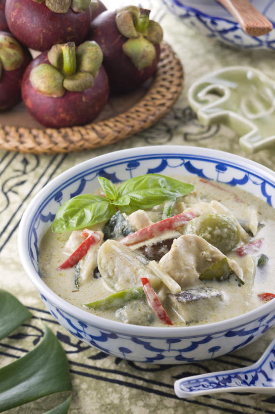 无人,竖图,室内,特写,白天,正面,烹饪,餐具,水果,许多,勺子,日本料理,料理,食品,咖喱,菜肴,美食,食物,调羹,汤匙,碗,日式料理,日式,摄影,佳肴,影棚,椰汁,山竹果,莽吉柿,山竹子,山竺,进餐用具,烹调用具,彩图,影棚拍摄,拍摄