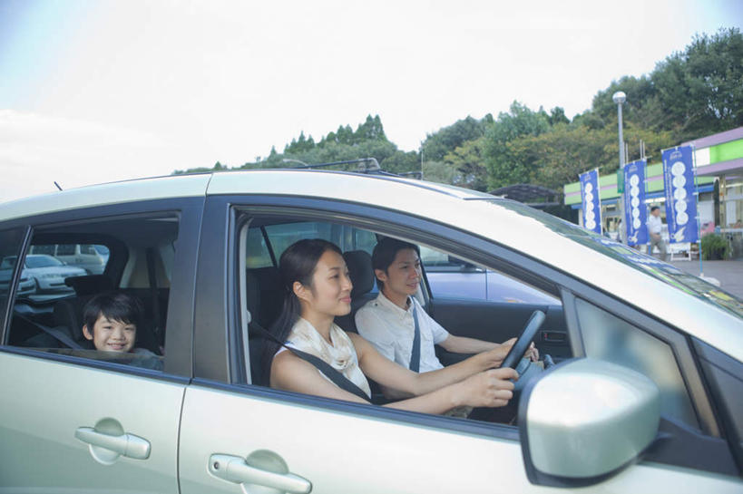 东方人,三个人,家庭,母亲,父亲,儿子,坐,横图,室外,白天,正面,道路,路,公路,汽车,亚洲,握,云,云朵,交通,云彩,黄种人,车,蓝色,白云,蓝天,天空,交通工具,轿车,天,温暖,温馨,父子,母子,三口之家,一家人,日本人,父爱,母爱,握着,和睦,亚洲人,马路,坐着,半身,彩图,融洽,爸爸,妈妈