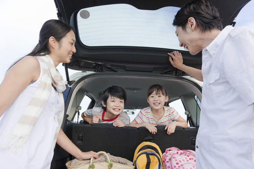 东方人,四个人,家庭,母亲,父亲,女儿,儿子,站,笑,微笑,露齿笑,横图,室外,白天,正面,汽车,亚洲,包,书包,云,云朵,云彩,黄种人,车,蓝色,白云,蓝天,天空,背包,后备箱,交通工具,轿车,天,站着,温暖,温馨,父子,母女,一家人,日本人,父爱,母爱,和睦,亚洲人,站立,半身,彩图,融洽,双肩包,爸爸,妈妈