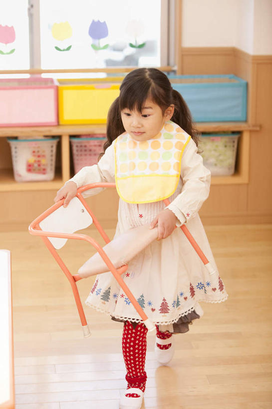 东方人,儿童,一个人,站,搬运,竖图,室内,白天,正面,纯洁,地板,椅子,亚洲,仅一个女性,仅一个人,木椅,地面,拿,拿着,注视,黄种人,木地板,小孩,观察,看,站着,仅一个小孩,教室,日本人,可爱,童年,童趣,观看,察看,关注,童真,烂漫,无邪,天真,女孩,女人,女性,亚洲人,孩子,搬,站立,彩图,全身,女生