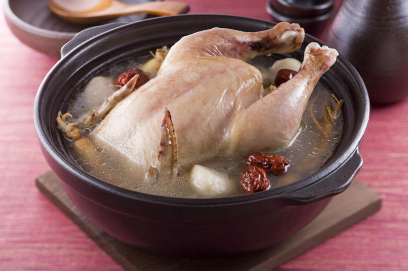 无人,横图,俯视,室内,特写,白天,烹饪,中餐,餐桌,桌子,餐具,鸭子,碟子,锅子,盘,鸡肉,肉,汤,料理,食品,汤碗,菜肴,美食,肉类,食物,一个,盘子,垫子,碟,碗,中式,红枣,佳肴,单个,餐台,锅具,枸杞,肉食,进餐用具,烹调用具,彩图,高角度拍摄