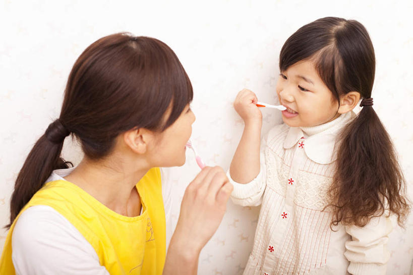 东方人,儿童,两个人,笑,微笑,露齿笑,横图,室内,白天,白色背景,正面,纯洁,日本,亚洲,握,墙,拿,拎,拿着,休闲装,黄种人,刷牙,墙壁,墙面,小孩,清洁,休闲,休闲服,可爱,童年,童趣,握着,对视,看着,童真,东亚,烂漫,无邪,日本国,天真,年轻女性,女孩,女人,女性,亚洲人,孩子,半身,彩图,女生,拎着