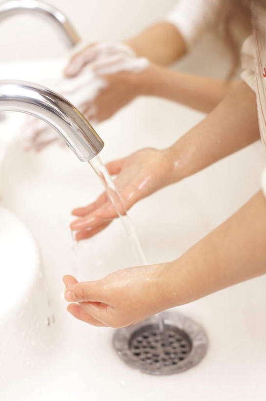 东方人,儿童,两个人,伙伴,朋友,竖图,室内,白天,正面,友谊,纯洁,水,亚洲,飞溅,朦胧,模糊,溅,水龙头,液体,水滴,黄种人,干净,洗手,开关,小孩,打开,清洁,可爱,童年,童趣,伸手,阀门,卫生,开启,喷洒,童真,烂漫,无邪,水咀,天真,友情,女孩,女人,女性,亚洲人,半身,彩图,女生