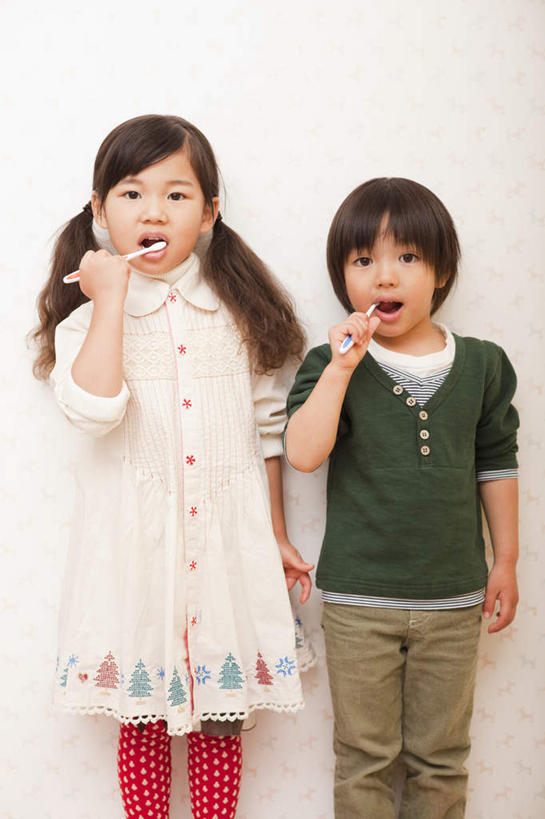 东方人,儿童,两个人,家庭,站,竖图,室内,白天,白色背景,正面,纯洁,日本,亚洲,握,牙刷,拿,拎,拿着,注视,黄种人,小孩,观察,看,站着,温暖,温馨,一家人,可爱,童年,童趣,握着,洗漱,摄影,影棚,观看,和睦,察看,关注,童真,东亚,烂漫,无邪,日本国,天真,男孩,男人,男性,女孩,女人,女性,亚洲人,站立,半身,彩图,影棚拍摄,拍摄,融洽,男生,女生,拎着