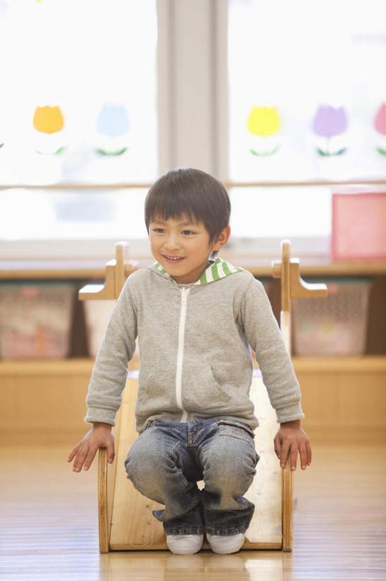 东方人,儿童,一个人,学校,竖图,室内,白天,正面,游戏,纯洁,窗户,日本,亚洲,仅一个男性,仅一个人,玩,注视,休闲装,黄种人,娱乐,校园,玻璃窗,小孩,观察,看,仅一个小孩,休闲,教室,日本人,休闲服,滑梯,可爱,童年,童趣,幼儿园,观看,察看,关注,童真,东亚,烂漫,无邪,日本国,天真,男孩,男人,男性,亚洲人,孩子,玩耍,嬉戏,彩图,全身,男生