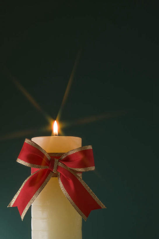 无人,竖图,室内,特写,白天,蜡烛,绿色背景,火焰,丝绸,丝带,烛光,缎带,燃烧,绸带,红色,白色,蝴蝶结,点燃,摄影,影棚,彩图,影棚拍摄,拍摄