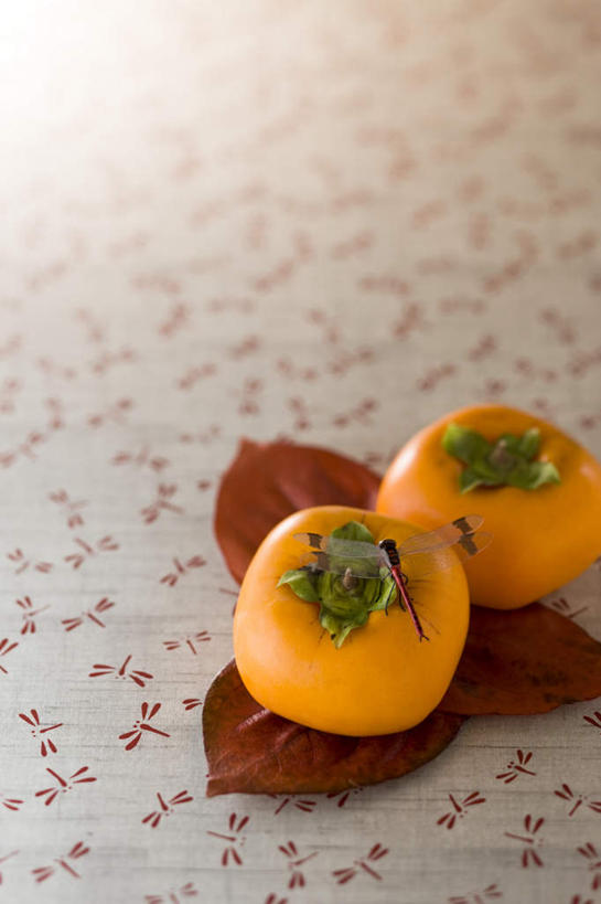 无人,竖图,俯视,室内,特写,白天,柿子,水果,叶子,新鲜,生食,食品,果实,绿叶,食物,三个,黄色,嫩叶,摄影,有机食品,绿色食品,影棚,叶,叶片,彩图,高角度拍摄,影棚拍摄,拍摄