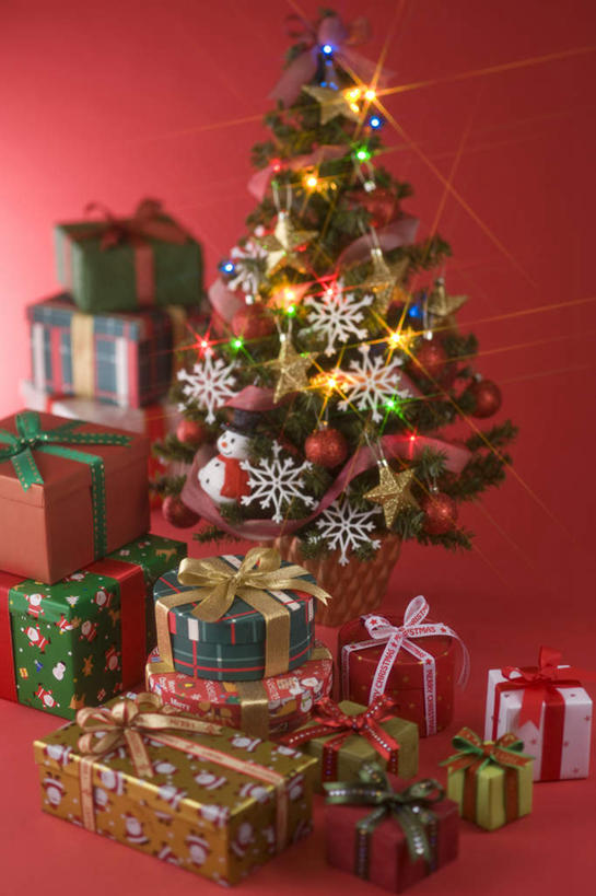 无人,竖图,室内,白天,正面,礼盒,礼物,圣诞节,许多,红色背景,节日,庆祝,纸盒,灯光,圣诞树,缎带,文化,灯,盒子,包装盒,礼品盒,灯具,庆典,摄影,礼品,影棚,纪念,照明设备,装饰灯,彩图,影棚拍摄,拍摄