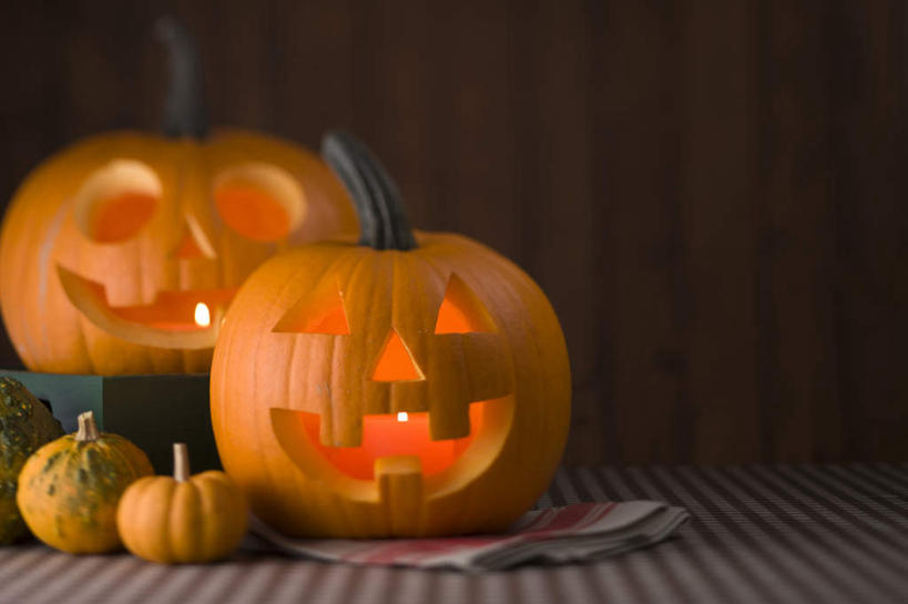 无人,横图,室内,白天,正面,南瓜,蔬菜,餐具,蜡烛,纺织品,节日,朦胧,模糊,庆祝,新鲜,火焰,烛光,灯光,金瓜,食品,燃烧,文化,番瓜,灯,桌布,食物,两个,容器,灯具,垫子,碗,点燃,庆典,南瓜灯,万圣节,人脸,有机食品,绿色食品,纪念,麦瓜,倭瓜,照明设备,进餐用具,烹调用具