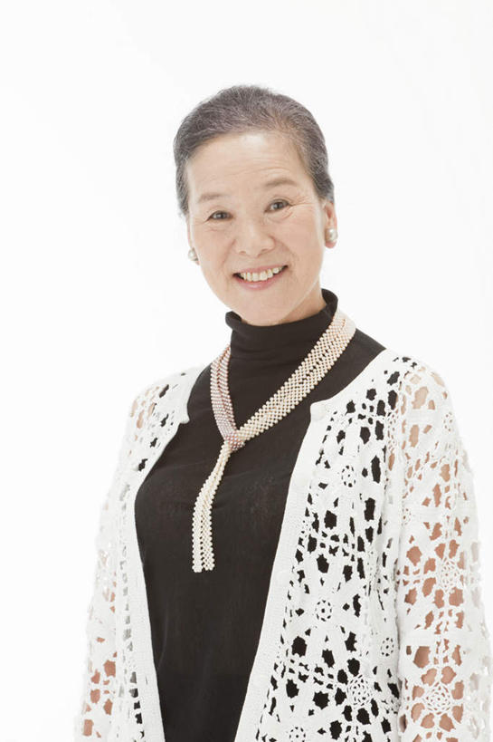 东方人,一个人,站,笑,微笑,露齿笑,竖图,室内,白天,白色背景,正面,项链,亚洲,仅一个女性,仅一个人,注视,黄种人,观察,看,站着,日本人,摄影,仅一个老年女性,影棚,观看,察看,关注,老年女性,女人,女性,亚洲人,站立,半身,彩图,影棚拍摄,礼服,拍摄