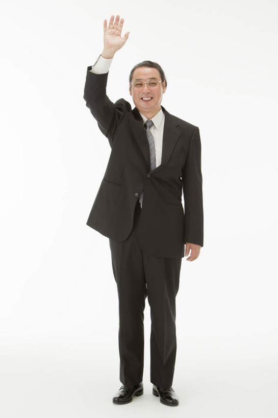 东方人,一个人,商务人士,商务男性,站,笑,微笑,露齿笑,竖图,室内,白天,白色背景,正面,衬衫,亚洲,仅一个男性,仅一个人,套装,眼镜,领带,挥手,注视,黄种人,观察,看,站着,招手,仅一个老年男性,摄影,影棚,观看,察看,关注,商务装,近视眼镜,工薪阶层,老年男性,男人,男性,亚洲人,白领,上班族,站立,彩图,全身,影棚拍摄,衬衣,拍摄
