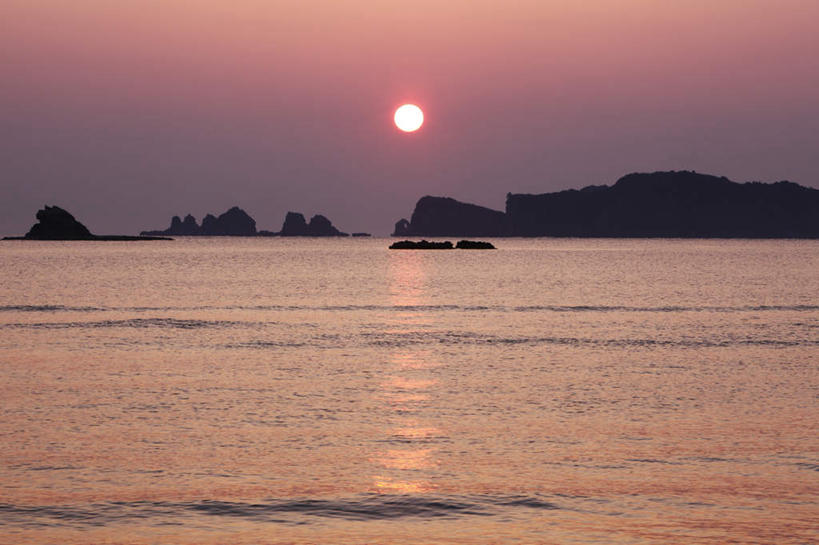 无人,横图,室外,白天,正面,旅游,度假,日出,海浪,海洋,美景,山,山脉,树林,太阳,植物,船,日本,亚洲,景观,浪花,山峰,朝霞,晨曦,黎明,山峦,娱乐,树,树木,绿色,阳光,自然,海水,群山,行驶,享受,休闲,景色,放松,生长,成长,自然风光,海景,东亚,日本国,九州本岛,九州,九州岛,九州地方,宫崎,宫崎县,大海,风浪,海,海水的波动,近岸浪,涌浪,朝阳,彩图,破晓