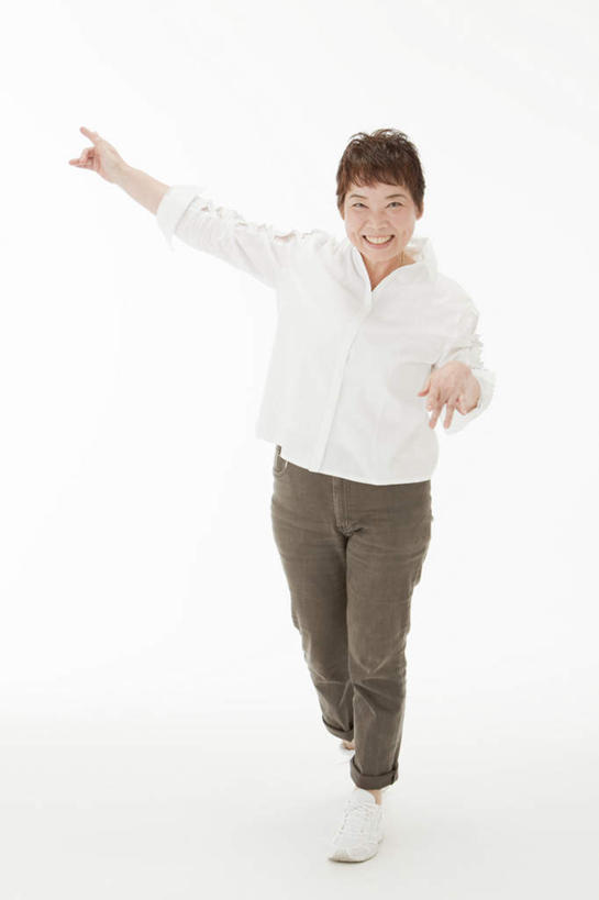 东方人,一个人,站,笑,微笑,露齿笑,竖图,室内,白天,白色背景,正面,衬衫,锻炼,运动,武术,亚洲,仅一个女性,仅一个人,握,黄种人,方向,握拳,站着,仅一个中年女性,握着,摄影,影棚,指向,体育,女人,女性,中年女性,亚洲人,站立,半身,彩图,影棚拍摄,衬衣,健身,拍摄