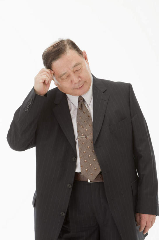 东方人,一个人,商务人士,商务男性,站,笑,摸,微笑,竖图,室内,白天,白色背景,正面,衬衫,亚洲,仅一个男性,仅一个人,抚摸,套装,领带,注视,黄种人,观察,看,站着,仅一个老年男性,摄影,影棚,观看,察看,关注,商务装,工薪阶层,老年男性,男人,男性,亚洲人,额头,白领,上班族,触摸,接触,站立,半身,彩图,影棚拍摄,衬衣,拍摄