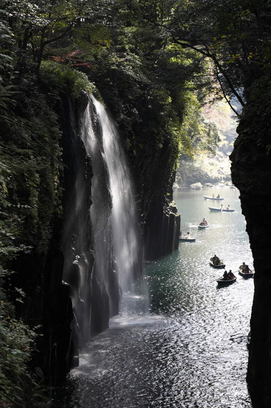 无人,竖图,室外,白天,正面,旅游,度假,河流,石头,美景,瀑布,树林,水,植物,日本,亚洲,阴影,飞溅,溅,光线,石子,液体,影子,河水,景观,水流,娱乐,树,树木,绿色,阳光,自然,享受,休闲,景色,放松,生长,成长,喷洒,自然风光,东亚,日本国,九州本岛,九州,九州岛,九州地方,宫崎,宫崎县,跌水,石块,岩石,彩图