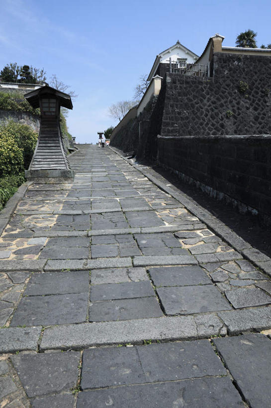 无人,家,栏杆,竖图,室外,白天,仰视,旅游,度假,美景,植物,楼梯,道路,路,大分县,日本,亚洲,阴影,光线,盆栽,影子,房屋,阶梯,屋子,景观,石板,云,云朵,围栏,小路,盆景,交通,云彩,娱乐,护栏,楼房,台阶,住宅,蓝色,绿色,白云,蓝天,天空,阳光,自然,天,享受,休闲,景色,放松,生长,成长,自然风光,东亚,日本国,九州本岛,九州,九州岛,九州地方,大分,彩图,低角度拍摄,房子