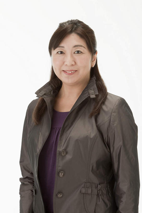 东方人,一个人,站,笑,微笑,露齿笑,竖图,室内,白天,白色背景,正面,亚洲,仅一个女性,仅一个人,注视,休闲装,黄种人,观察,看,站着,仅一个中年女性,休闲,休闲服,摄影,影棚,观看,察看,夹克,夹克衫,关注,女人,女性,中年女性,亚洲人,站立,半身,彩图,影棚拍摄,拍摄