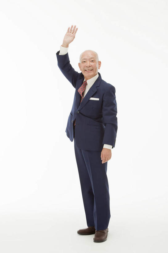 东方人,一个人,商务人士,商务男性,站,举,竖图,室内,白天,白色背景,正面,衬衫,亚洲,仅一个男性,仅一个人,套装,挥手,注视,黄种人,仅一个年轻男性,观察,看,托,站着,招手,摄影,影棚,观看,察看,关注,商务装,工薪阶层,男人,男性,年轻男性,亚洲人,白领,上班族,举起,举手,举着,向上举,向上伸,向上托,站立,彩图,全身,影棚拍摄,衬衣,拍摄