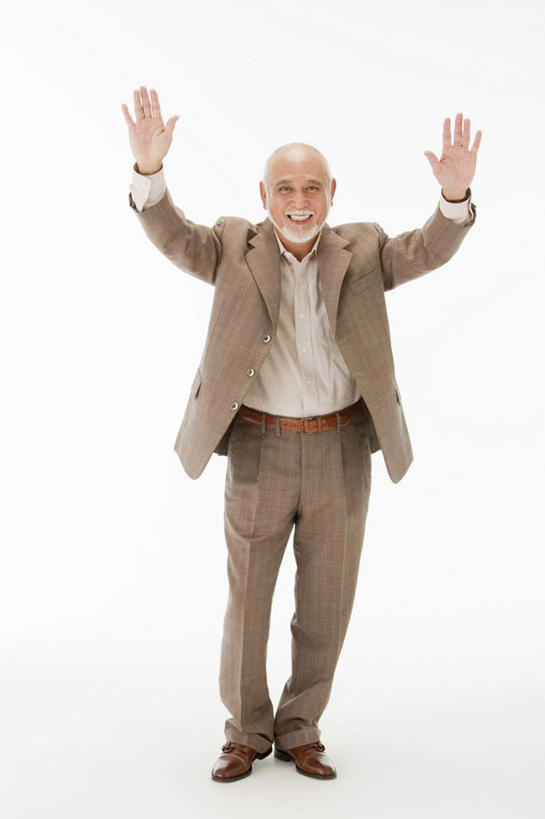 东方人,一个人,商务人士,商务男性,站,举,笑,微笑,露齿笑,竖图,室内,白天,白色背景,正面,衬衫,亚洲,仅一个男性,仅一个人,套装,注视,黄种人,观察,看,双手张开,托,站着,仅一个老年男性,摄影,影棚,观看,察看,关注,商务装,工薪阶层,老年男性,男人,男性,亚洲人,白领,上班族,举起,举手,举着,向上举,向上伸,向上托,站立,彩图,全身,影棚拍摄,衬衣,拍摄