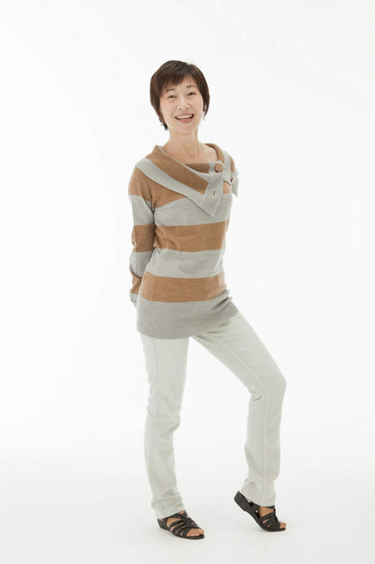 东方人,一个人,站,笑,微笑,露齿笑,竖图,室内,白天,白色背景,正面,亚洲,仅一个年轻女性,仅一个女性,仅一个人,注视,休闲装,黄种人,观察,看,站着,休闲,休闲服,抬脚,摄影,影棚,观看,踮脚,察看,关注,背手,年轻女性,女人,女性,亚洲人,站立,彩图,全身,影棚拍摄,拍摄