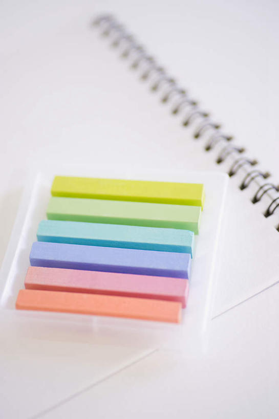 无人,竖图,俯视,室内,特写,白天,静物,一本,一排,许多,整齐,笔,蜡笔,办公用品,记事本,文具,排列,本子,笔记本,画笔,学习用品,彩笔,文具用品,队列,彩图,高角度拍摄