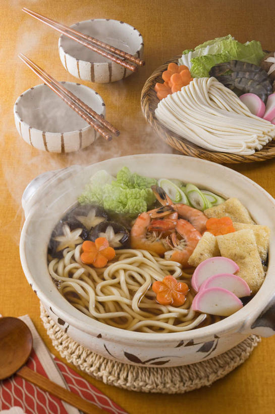 面食,面条,无人,餐厅,竖图,俯视,室内,特写,白天,烹饪,雾,餐桌,筷子,桌子,萝卜,胡萝卜,蔬菜,餐具,沸腾,蒸汽,碟子,炖锅,盘,勺子,菌菇,香菇,面,汤,日本料理,料理,食品,水蒸气,菌类,锅,白菜,火锅,菜肴,美食,食物,盘子,调羹,碟,汤匙,碗,日式料理,日式,食用菌,佳肴,餐台,蒸发,日式火锅,鱼糕,红萝卜,甘荀,彩图,高角度拍摄,餐馆,饭店,饭馆