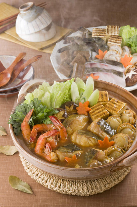 海鲜,豆腐,无人,餐厅,竖图,俯视,室内,特写,白天,烹饪,雾,餐桌,筷子,桌子,萝卜,胡萝卜,蔬菜,西红柿,餐具,沸腾,蒸汽,贝类,碟子,盘,勺子,葱,菌菇,青葱,香菇,干贝,肉,汤,虾,鱼肉,日本料理,料理,食品,水蒸气,菌类,锅,火锅,水产,菜肴,美食,肉类,食材,食物,盘子,调羹,碟,汤匙,碗,日式料理,日式,食用菌,佳肴,餐台,豆制品,海产品,肉食,蒸发,日式火锅,水菜,日本水菜,沙拉菜,红萝卜,甘荀,番茄,彩图,高角度拍摄,餐馆,饭店,饭馆