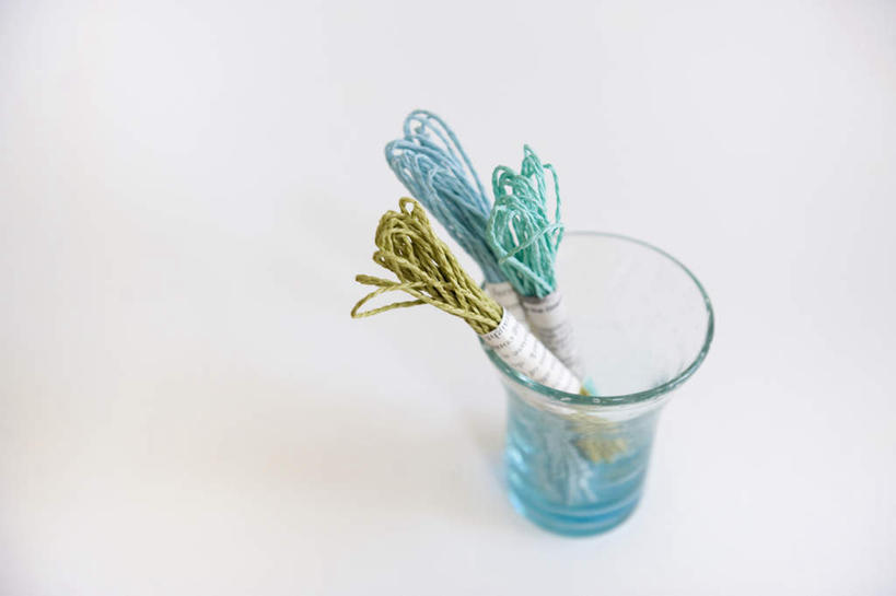 无人,横图,俯视,室内,特写,白天,白色背景,桌面,桌子,静物,杯子,三根,玻璃制品,蓝色,绿色,绳子,水杯,纸制品,摄影,影棚,捆绑,绳索,玻璃杯,彩图,高角度拍摄,影棚拍摄,拍摄