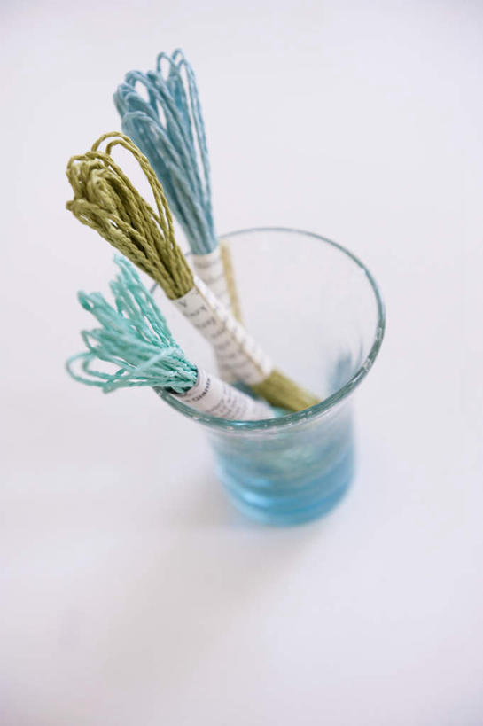 无人,竖图,俯视,室内,特写,白天,白色背景,桌面,桌子,静物,杯子,三根,玻璃制品,蓝色,绿色,绳子,水杯,纸制品,摄影,影棚,捆绑,绳索,玻璃杯,彩图,高角度拍摄,影棚拍摄,拍摄