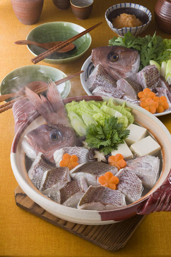 豆腐,清酒,芥末,无人,餐厅,竖图,俯视,室内,特写,白天,烹饪,餐桌,筷子,桌子,萝卜,胡萝卜,蔬菜,杯子,餐具,一堆,许多,堆叠,堆积,碟子,盘,肉,鱼肉,日本料理,料理,食品,包菜,鲷鱼,火锅,菜肴,美食,肉类,酒,食物,盘子,酒杯,碟,碗,日式料理,日式,佳肴,餐台,清酒杯,堆,鲷,加吉鱼,铜盆鱼,豆制品,肉食,日式火锅,班加吉,加真鲷,进餐用具,烹调用具,红萝卜,甘荀,彩图,高角度拍摄,餐馆,饭店,饭馆