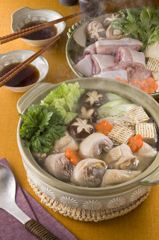 豆腐,无人,餐厅,竖图,俯视,室内,特写,白天,烹饪,餐桌,筷子,桌子,萝卜,胡萝卜,蔬菜,餐具,一堆,许多,堆叠,堆积,碟子,炖锅,盘,勺子,菌菇,香菇,醋,调料,鸡肉,肉,日本料理,料理,食品,包菜,调味品,调味料,菌类,锅,火锅,菜肴,美食,肉类,食物,盘子,调羹,碟,汤匙,日式料理,日式,食用菌,佳肴,餐台,堆,豆制品,肉食,日式火锅,进餐用具,烹调用具,红萝卜,甘荀,彩图,高角度拍摄,餐馆,饭店,饭馆