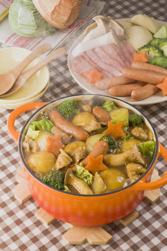 无人,餐厅,竖图,俯视,室内,特写,白天,烹饪,餐桌,桌子,萝卜,胡萝卜,蔬菜,土豆,餐具,一堆,许多,堆叠,堆积,碟子,炖锅,盘,勺子,花菜,花椰菜,菌菇,蘑菇,西兰花,肉,汤,日本料理,料理,食品,菌类,锅,火锅,菜肴,美食,肉类,食物,盘子,调羹,碟,汤匙,碗,日式料理,日式,食用菌,佳肴,餐台,烤肠,堆,肉食,日式火锅,进餐用具,烹调用具,芋艿,洋芋,山药蛋,马铃薯,红萝卜,甘荀,彩图,高角度拍摄,餐馆,饭店,饭馆