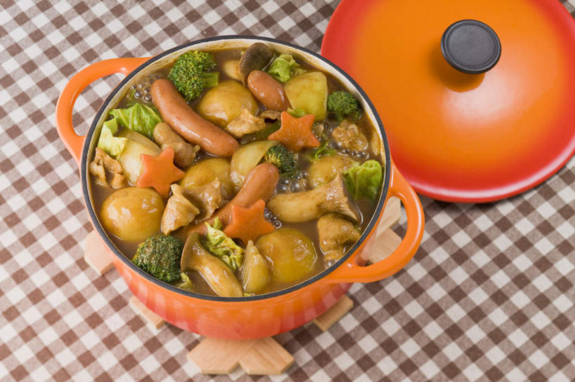 无人,餐厅,横图,俯视,室内,特写,白天,烹饪,餐桌,桌子,萝卜,胡萝卜,蔬菜,土豆,餐具,一堆,许多,堆叠,堆积,炖锅,盖子,花菜,花椰菜,菌菇,蘑菇,西兰花,肉,汤,日本料理,料理,食品,锅盖,菌类,锅,火锅,菜肴,美食,肉类,食物,日式料理,日式,食用菌,佳肴,餐台,烤肠,堆,肉食,日式火锅,进餐用具,烹调用具,芋艿,洋芋,山药蛋,马铃薯,红萝卜,甘荀,彩图,高角度拍摄,餐馆,饭店,饭馆