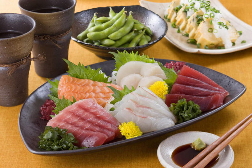 生鱼片,芥末,无人,餐厅,横图,俯视,室内,特写,白天,烹饪,餐桌,桌子,杯子,餐具,叶子,一堆,许多,堆叠,堆积,装饰,盛开,碟子,盘,毛豆,青菜,调料,日本料理,鱼片,料理,食品,绿叶,调味品,调味料,豆荚,花蕾,菜肴,美食,雏菊,花,花瓣,花朵,鲜花,食物,一朵,黄色,盘子,水杯,碟,日式料理,花苞,花蕊,日式,嫩叶,菊花,佳肴,餐台,堆,配菜,日本鸡蛋卷,叶,叶片,茶杯,进餐用具,烹调用具,彩图,高角度拍摄,餐馆,饭店,饭馆,刺身